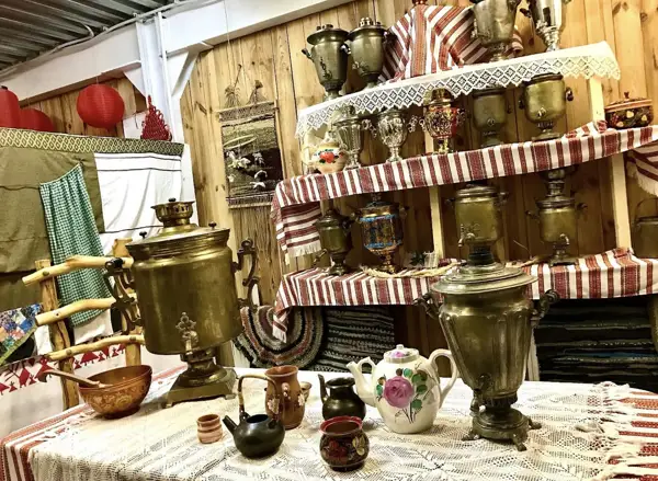 Самовары в музее во время экскурсии для школьных групп