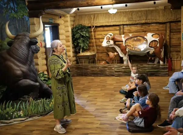 Дети во время экскурсии слушают экскурсовода