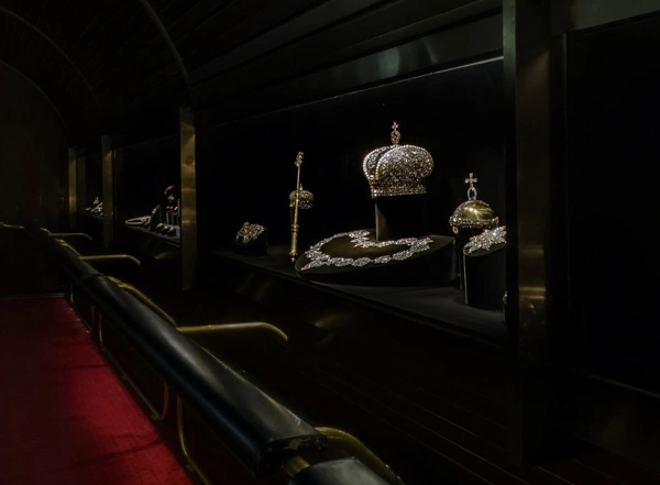 Экспонаты во время экскурсии по Алмазному фонду