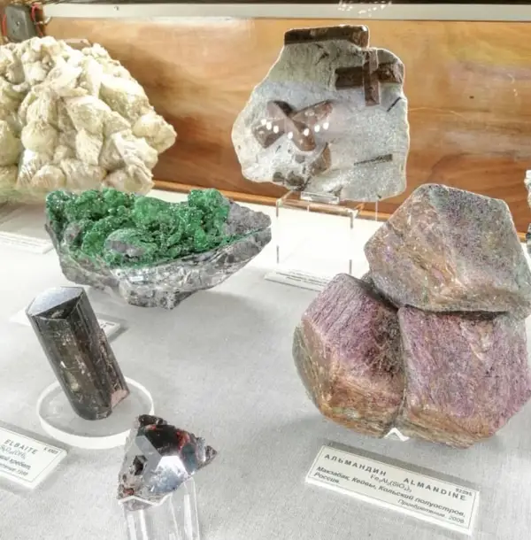 Экскурсия для школьников в Музей минералогии