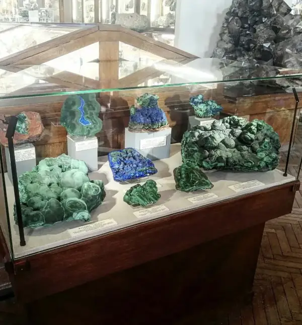 Минералы на экскурсии в Музее минералогии