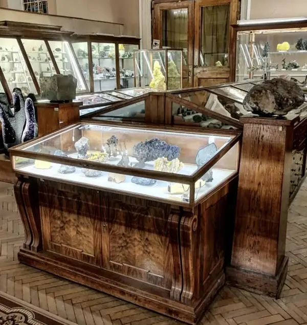 Зал в Музее минералогии