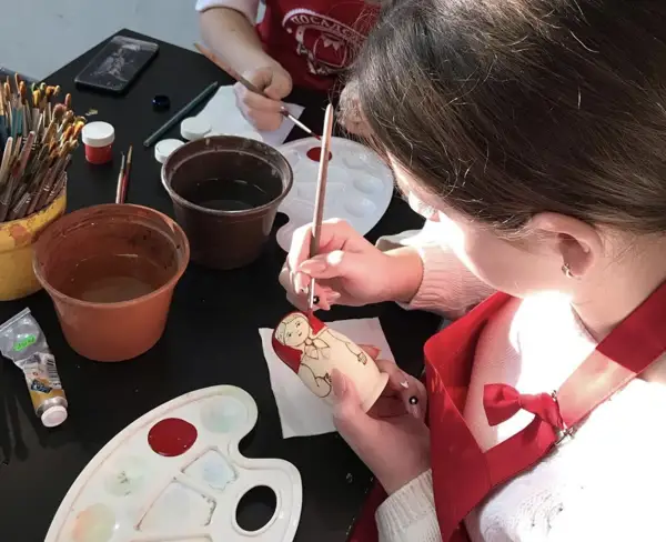 Дети на мастер-классе в музее Посадская матрешка