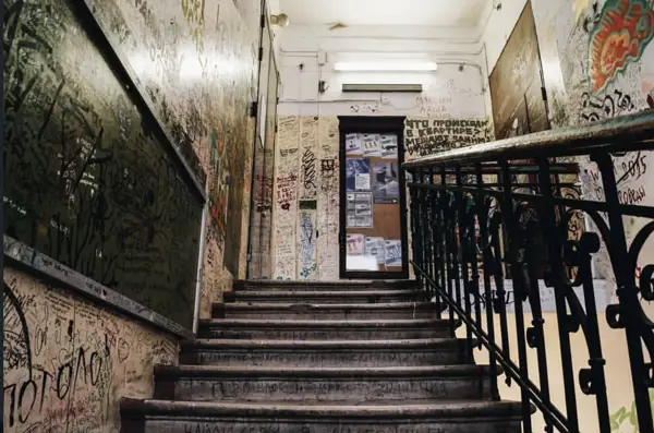 Подъезд нехорошей квартиры на экскурсии для школьников