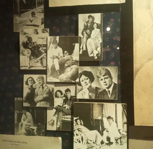 Экспозиция музея Есенина в Москве с рукописями поэта