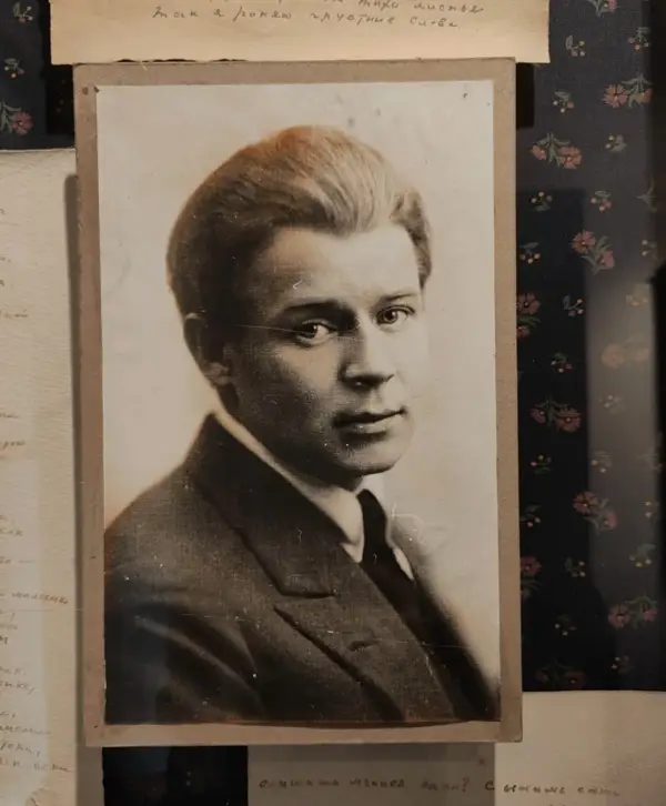 Фотографии и документы Есенина в музейной экспозиции