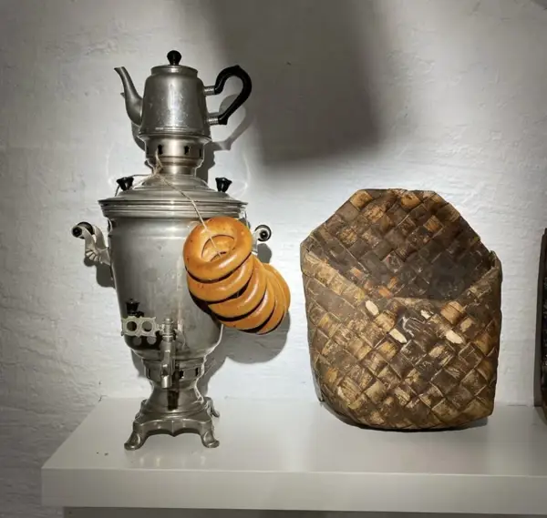 Экспонаты в Музее русского быта по сусекам