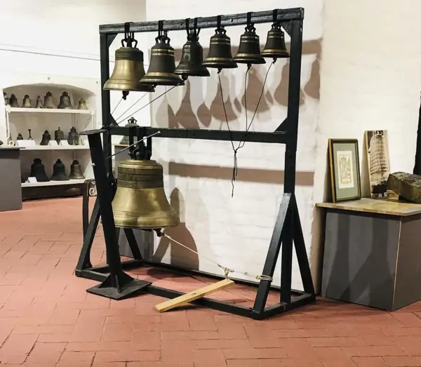 Экспозиция старинных колоколов в музее усадьбы Свиблово