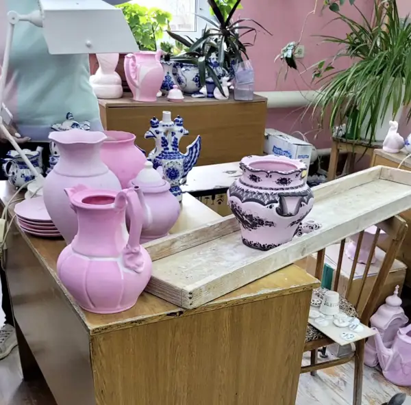 Посуда на моменте росписи в Гжельском фарфоровом музее