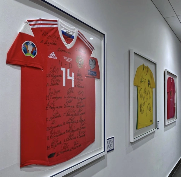 Форма футболиста с автографами