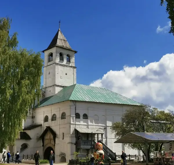 Территория Кремля в Ярославле во время экскурсии для школьников