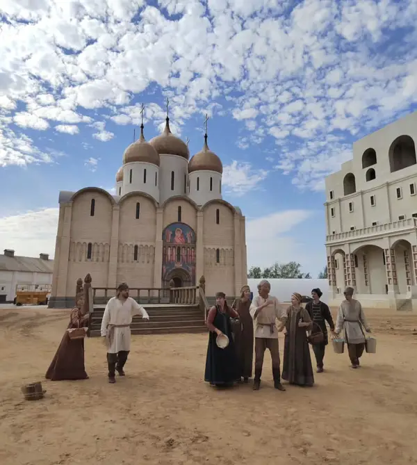 Съёмочные декорации и актеры в Кинопарке Москино