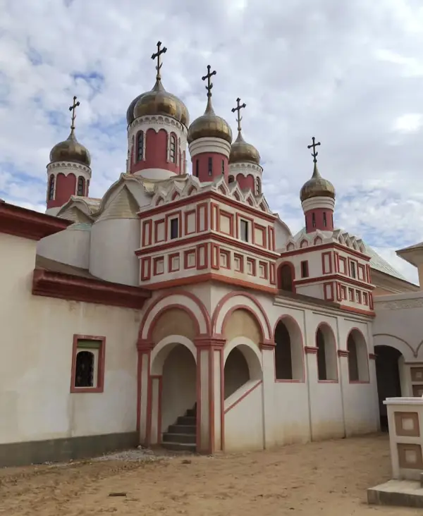 Воспроизведенный храм для съемок во время экскурсии по кинопарку Москино