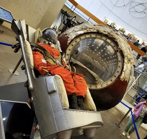 Тренажер для космонавта в музее истории космонавтики во время экскурсии