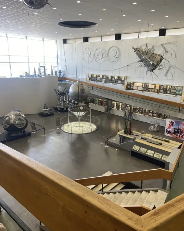 Зал в музее истории космонавтики во время экскурсии для школьных групп