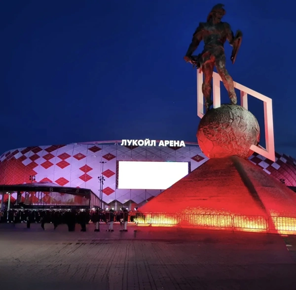 Фасад здания арены Лукойл