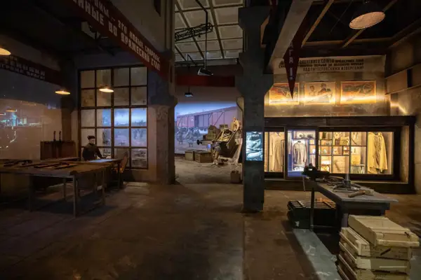 Зал во время экскурсии в Музее Победы