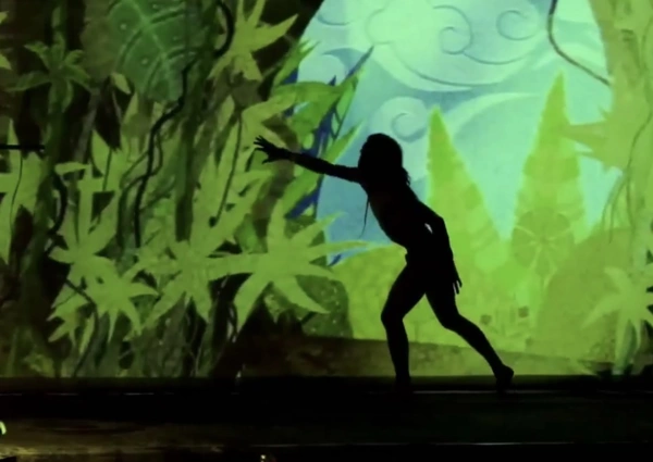 Актер Маугли на сцене во время спектакля для школьников