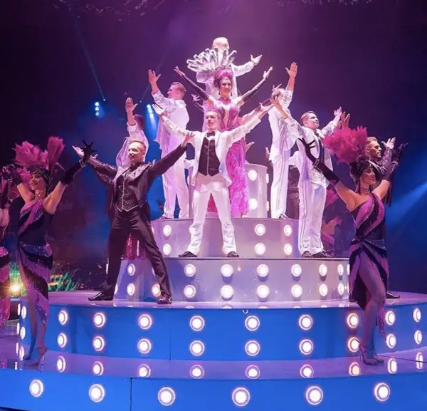 Актеры цирка во время представления и100рия для школьных групп