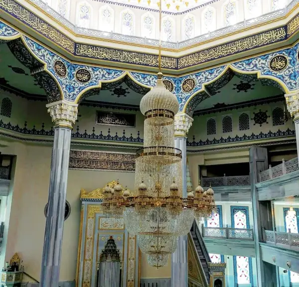 Помещение соборной мечете внутри во время экскурсии